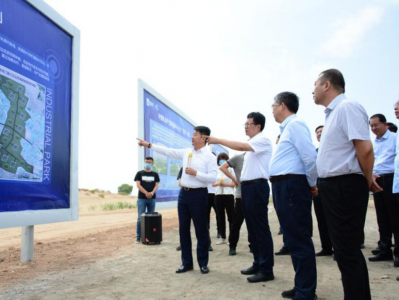 内蒙古自治区副主席李秉荣视察中国乳业产业园西部中心奶源基地